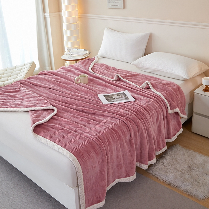 91家纺网 家纺一手货源 找家纺 2024新款仿兔绒泡泡绒毛毯家用四季毯 条纹人生 紫豆沙