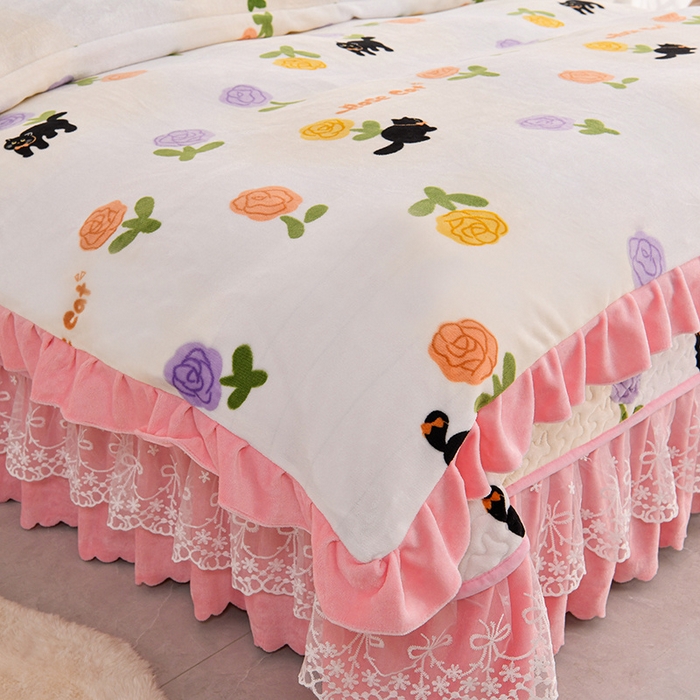 91家纺网 家纺一手货源 找家纺 民新家纺 2025新款牛奶绒印花夹棉床盖四件套 乐享时光-粉