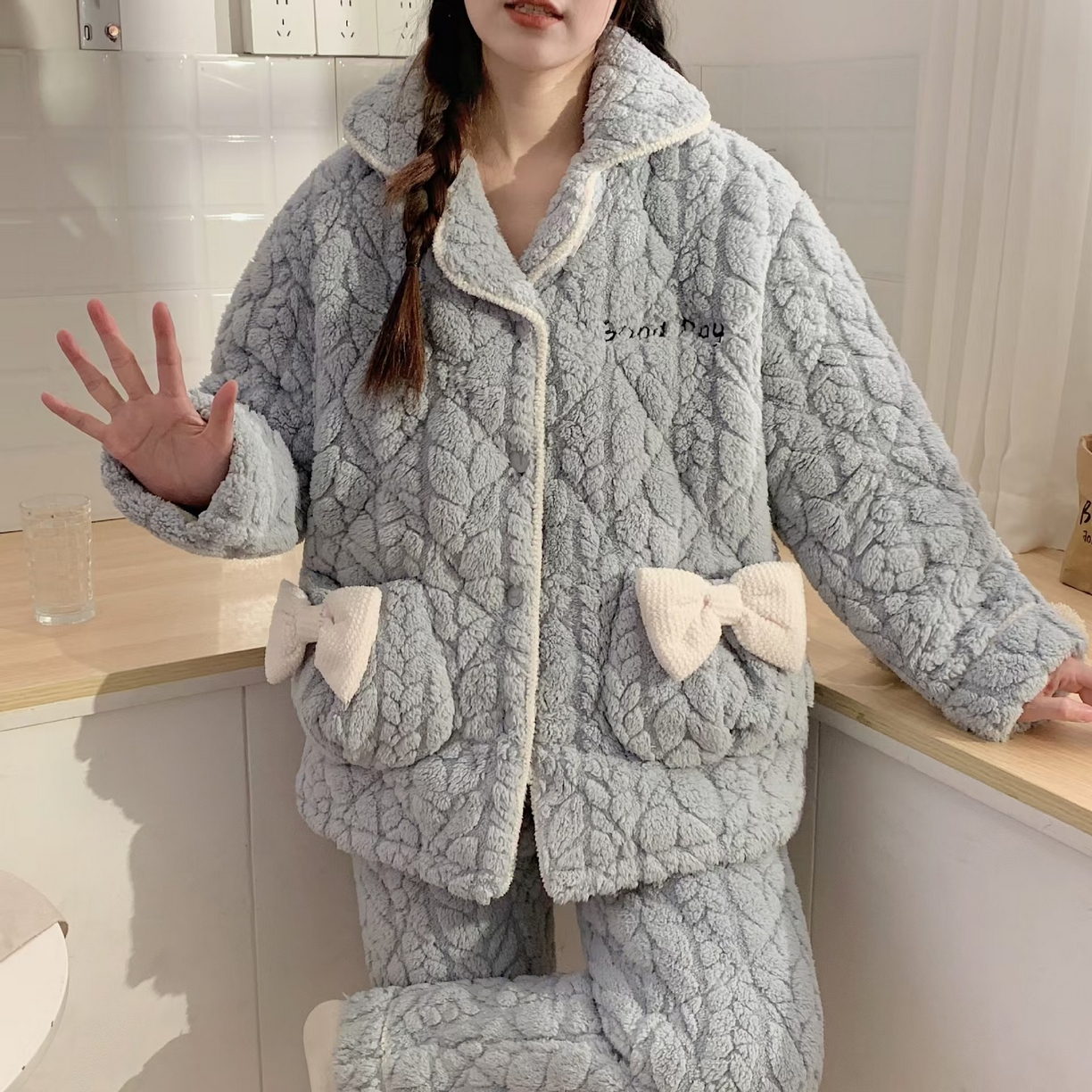 91家纺网 家纺一手货源 找家纺 洛兰沙家居馆 2024新款公主风女秋冬季三层夹棉珊瑚绒加厚保暖两件套女士可外穿加绒家居服 L16