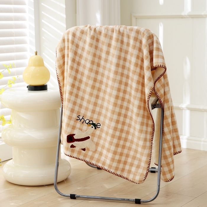 91家纺网 家纺一手货源 找家纺 朴尔家纺-毛巾被 2024新款毛巾绣勾边小格快乐鸭AB版珊瑚绒速吸速干毛巾浴巾 格子快乐鸭-卡其浴巾