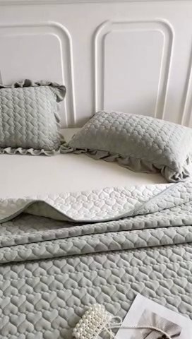 91家纺网 家纺一手货源 找家纺 美梦家纺 2024新款素色牛奶绒花边床盖系列 松野绿