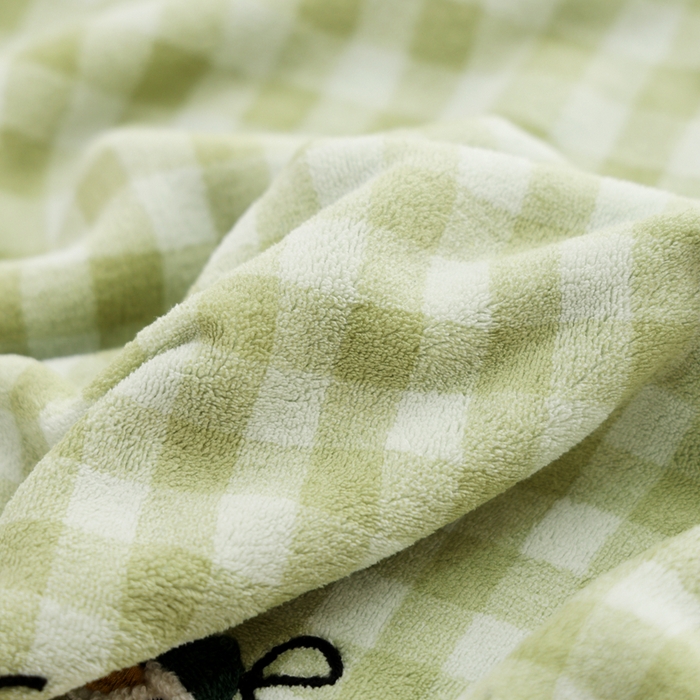 91家纺网 家纺一手货源 找家纺 朴尔家纺-毛巾被 2024新款毛巾绣勾边小格快乐鸭AB版珊瑚绒速吸速干毛巾浴巾 格子快乐鸭-青绿浴巾