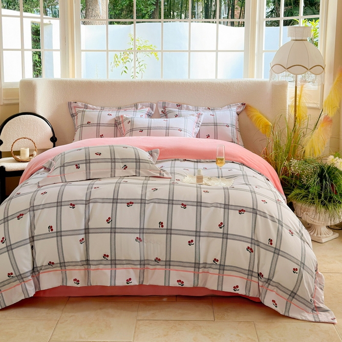 91家纺网 家纺一手货源 找家纺 2025新款A纯棉B牛奶绒四件套13376全棉加绒一字绣宽边轻奢套件-夹棉款 樱桃丸子