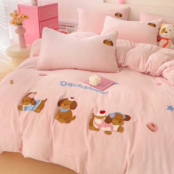 91家纺网 家纺一手货源 找家纺 梦之岛 2024新款牛奶绒卡通毛巾绣四件套腊肠狗 腊肠狗-粉