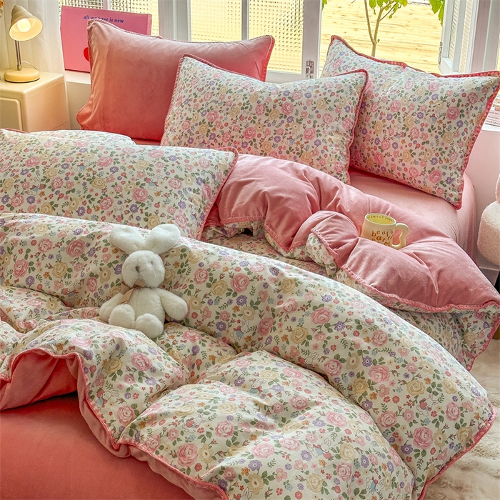 91家纺网 家纺一手货源 找家纺 红粉佳人新款小清新卡通贝壳边三角针棉加绒四件套工艺款牛奶绒四件套花园芬芳