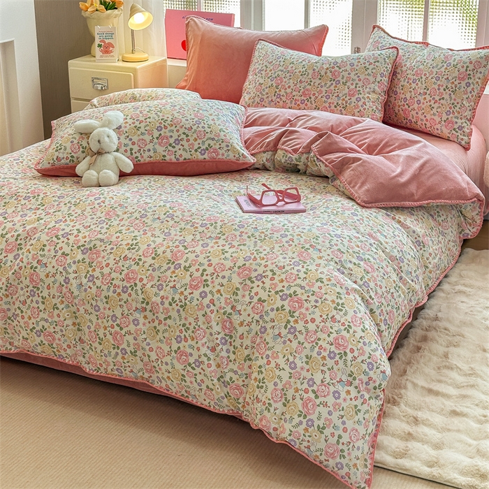 91家纺网 家纺一手货源 找家纺 红粉佳人新款小清新卡通贝壳边三角针棉加绒四件套工艺款牛奶绒四件套花园芬芳