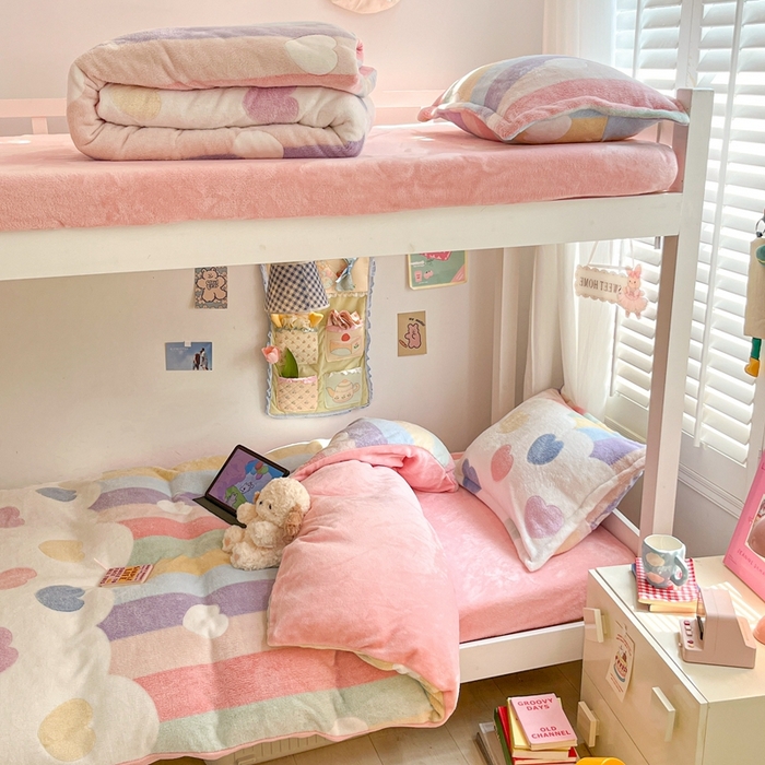 91家纺网 家纺一手货源 找家纺 川悦生活 2024新款立体雪花绒宿舍床笠款三件套四件套 彩虹爱心粉