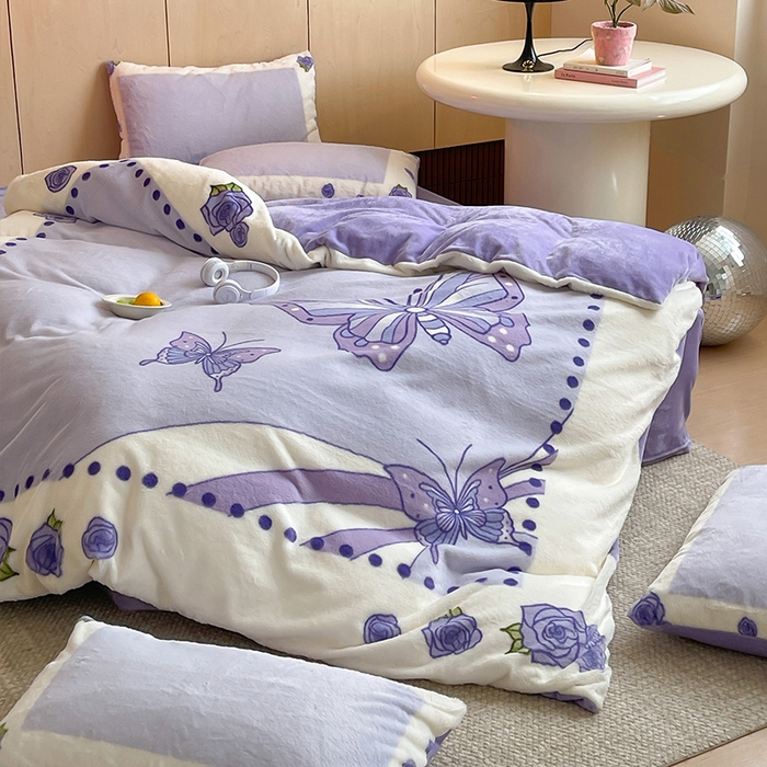 91家纺网 家纺一手货源 找家纺 安哆啦家纺 2024新款兔毛绒大版卡通牛奶绒兔兔绒印花四件套 姿花蝶