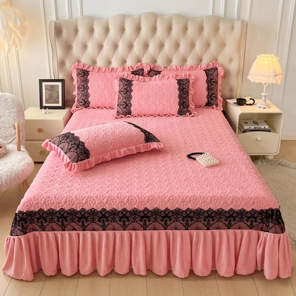 91家纺网 家纺一手货源 找家纺 恋尚 2024新款牛奶绒夹棉床盖纯色蕾丝边牛奶绒床盖 洛丽塔 粉色