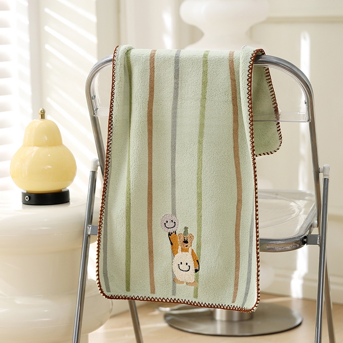 91家纺网 家纺一手货源 找家纺 朴尔家纺-毛巾被 2024新款毛巾绣勾边小格快乐鸭AB版珊瑚绒速吸速干毛巾浴巾 背带熊-绿毛巾