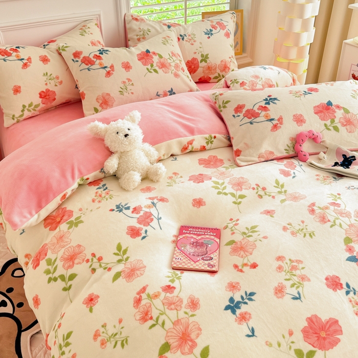 91家纺网 家纺一手货源 找家纺 简宜家居 2025新款牛奶绒印花四件套 清新粉黛