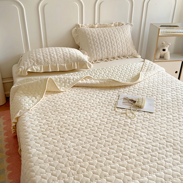 91家纺网 家纺一手货源 找家纺 美梦家纺 2024新款素色牛奶绒花边床盖系列 奶昔白