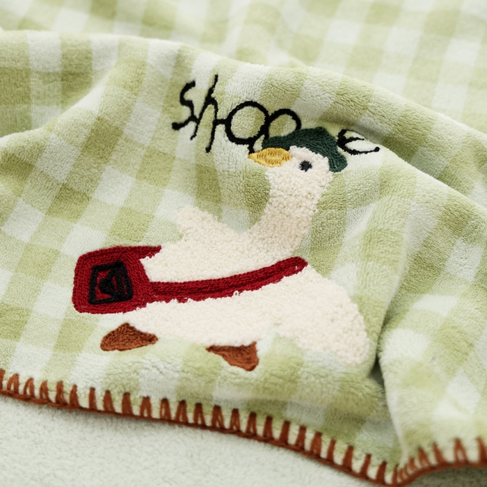 91家纺网 家纺一手货源 找家纺 朴尔家纺-毛巾被 2024新款毛巾绣勾边小格快乐鸭AB版珊瑚绒速吸速干毛巾浴巾 格子快乐鸭-青绿浴巾