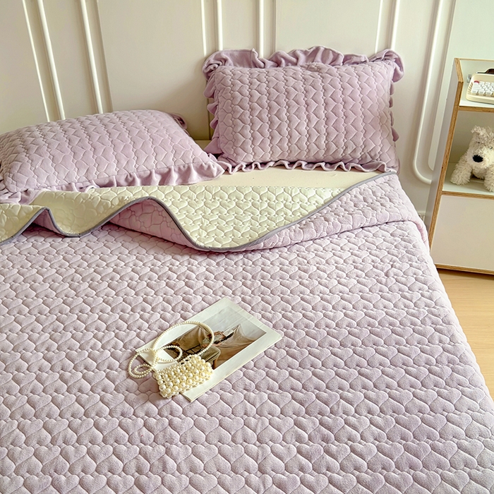 91家纺网 家纺一手货源 找家纺 美梦家纺 2024新款素色牛奶绒花边床盖系列 水晶紫