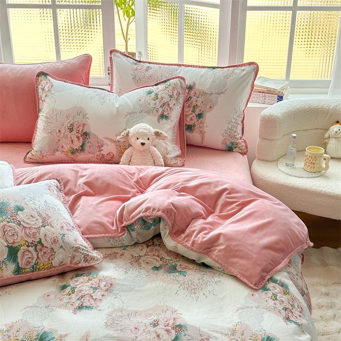 91家纺网 家纺一手货源 找家纺 红粉佳人新款小清新卡通贝壳边三角针棉加绒四件套工艺款牛奶绒四件套浪漫花舞