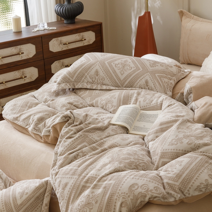 91家纺网 家纺一手货源 找家纺 卡派 2024新款轻奢肌理纹雕花工艺款230克加厚牛奶绒四件套（提供买家秀 ） 法式浪漫-奶咖