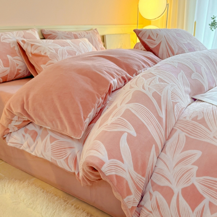 91家纺网 家纺一手货源 找家纺 大境 2024新款8斤A类230克牛奶绒提花烂花四件套床笠款床单款 叶阑 蔷薇粉