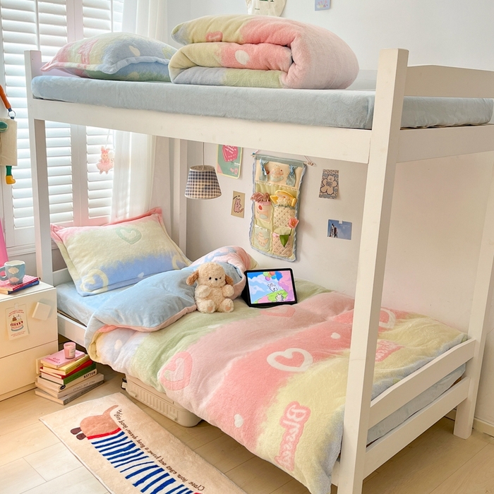 91家纺网 家纺一手货源 找家纺 川悦生活 2024新款立体雪花绒宿舍床笠款三件套四件套 彩虹爱语蓝