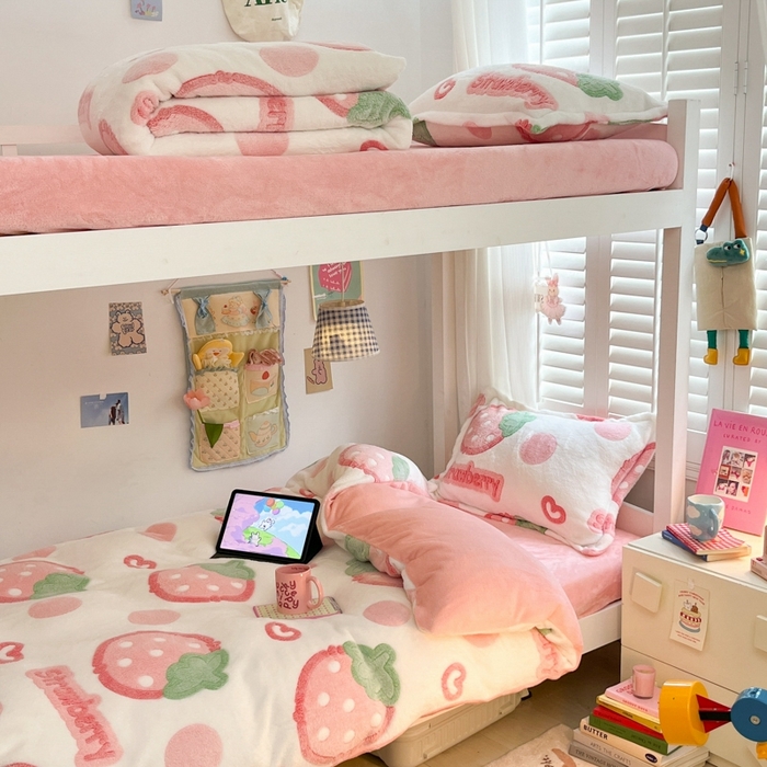 91家纺网 家纺一手货源 找家纺 川悦生活 2024新款立体雪花绒宿舍床笠款三件套四件套 啵啵草莓