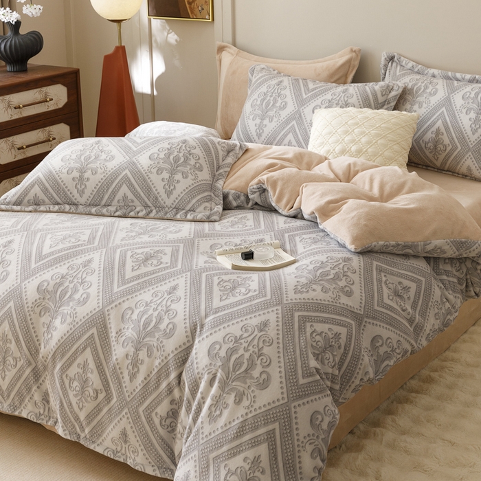 91家纺网 家纺一手货源 找家纺 卡派 2024新款轻奢肌理纹雕花工艺款230克加厚牛奶绒四件套（提供买家秀 ） 法式浪漫-灰