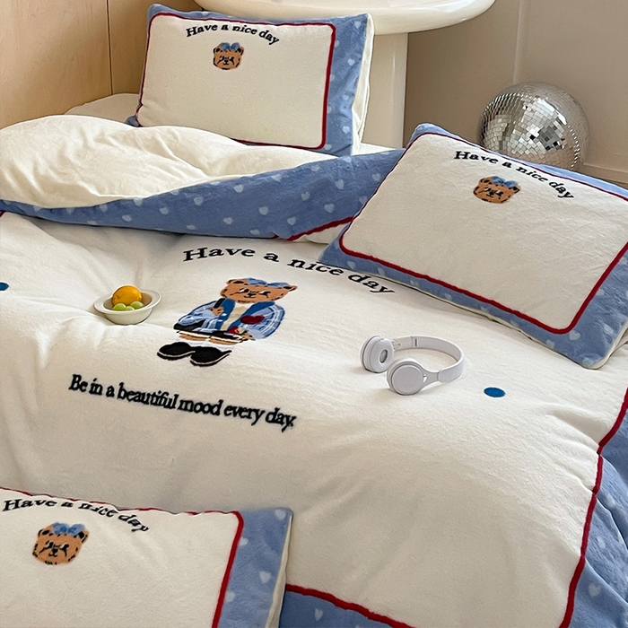 91家纺网 家纺一手货源 找家纺 安哆啦家纺 2024新款兔毛绒大版卡通牛奶绒兔兔绒印花四件套 绅士熊