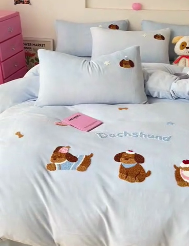 91家纺网 家纺一手货源 找家纺 梦之岛 2024新款牛奶绒卡通毛巾绣四件套腊肠狗 腊肠狗-蓝