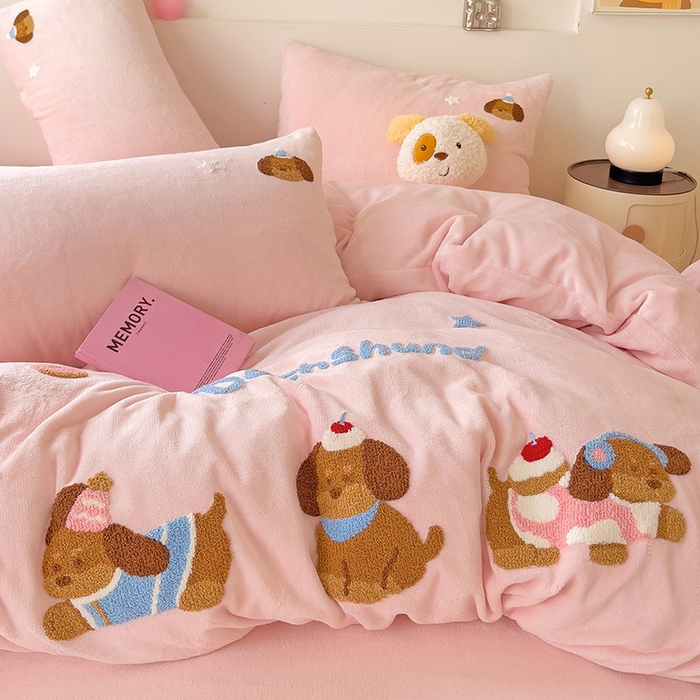 91家纺网 家纺一手货源 找家纺 梦之岛 2024新款牛奶绒卡通毛巾绣四件套腊肠狗 腊肠狗-粉