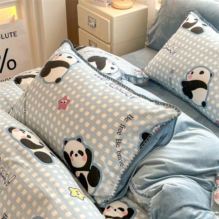 91家纺网 家纺一手货源 找家纺 红粉佳人新款小清新卡通贝壳边三角针棉加绒四件套工艺款牛奶绒四件套蓝格熊猫