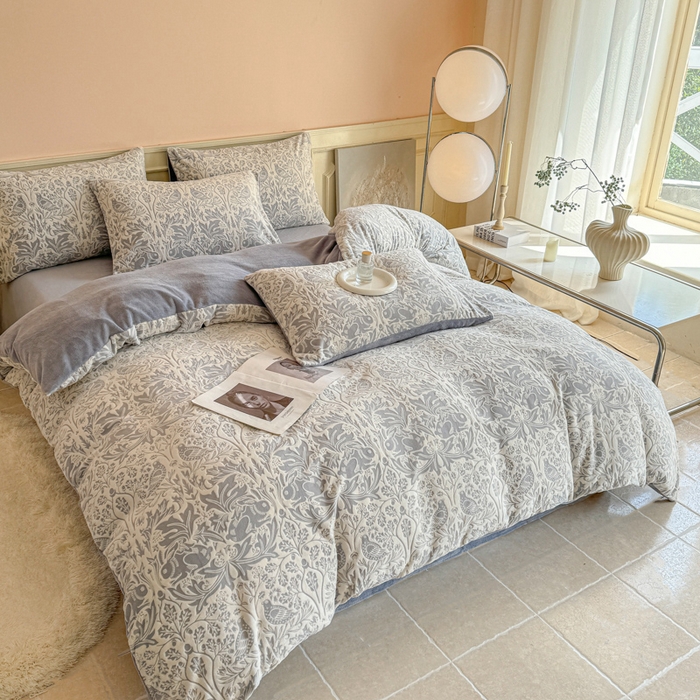 91家纺网 家纺一手货源 找家纺 大境 2024新款8斤A类230克牛奶绒提花烂花四件套床笠款床单款 可可西里 灰蓝