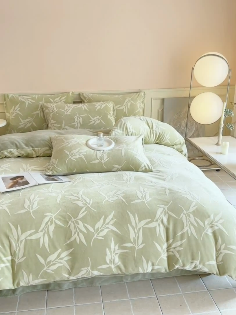 91家纺网 家纺一手货源 找家纺 大境 2024新款8斤A类230克牛奶绒提花烂花四件套床笠款床单款 竹影 奶绿