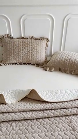 91家纺网 家纺一手货源 找家纺 美梦家纺 2024新款素色牛奶绒花边床盖系列 卡其色