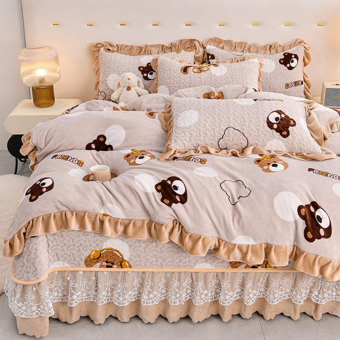91家纺网 家纺一手货源 找家纺 民新家纺 2025新款牛奶绒印花夹棉床盖四件套 可爱小熊
