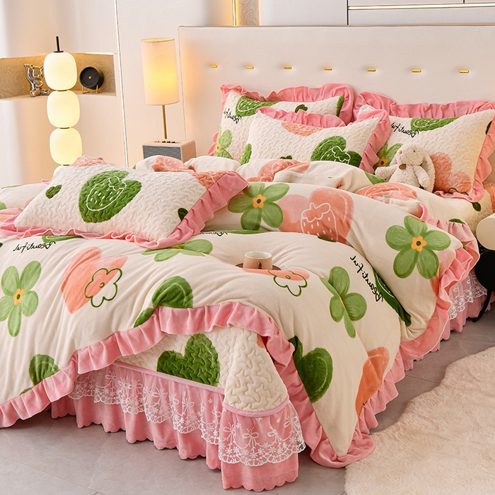 91家纺网 家纺一手货源 找家纺 民新家纺 2025新款牛奶绒印花夹棉床盖四件套 爱心草莓-粉