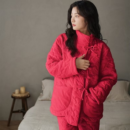 91家纺网 家纺一手货源 找家纺 洛兰沙家居馆 2024新款睡衣女秋冬季三层夹棉珊瑚绒加厚保暖两件套女士可外穿加绒家居服 红色