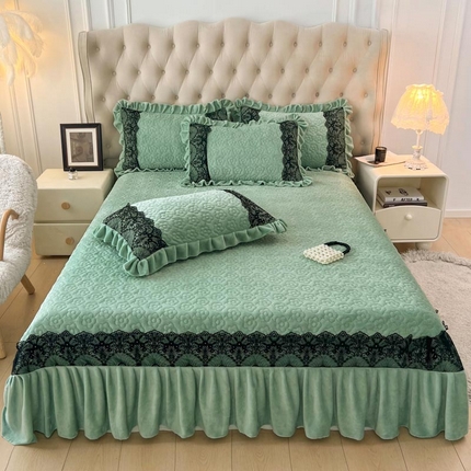 91家纺网 家纺一手货源 找家纺 恋尚 2024新款牛奶绒夹棉床盖纯色蕾丝边牛奶绒床盖 洛丽塔 绿色