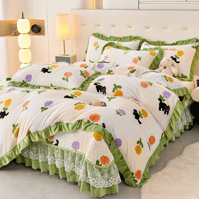 91家纺网 家纺一手货源 找家纺 民新家纺 2025新款牛奶绒印花夹棉床盖四件套 乐享时光-绿