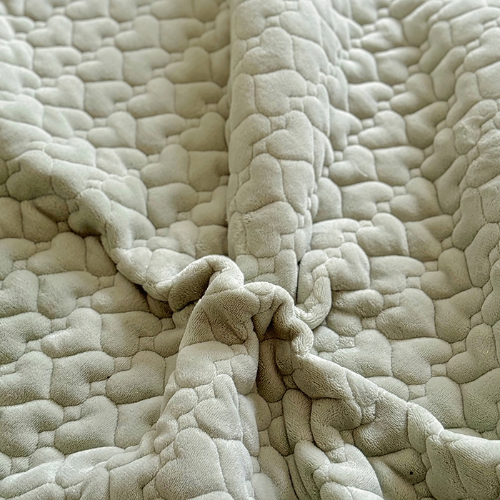 91家纺网 家纺一手货源 找家纺 美梦家纺 2024新款素色牛奶绒花边床盖系列 松野绿