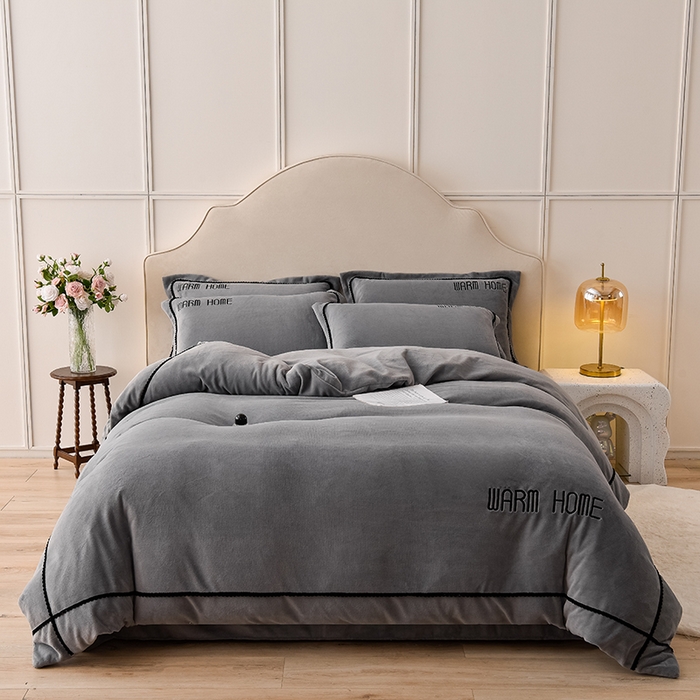 91家纺网 家纺一手货源 找家纺 同田家纺 2024新款230克蓄暖高克重牛奶绒四件套 浅灰