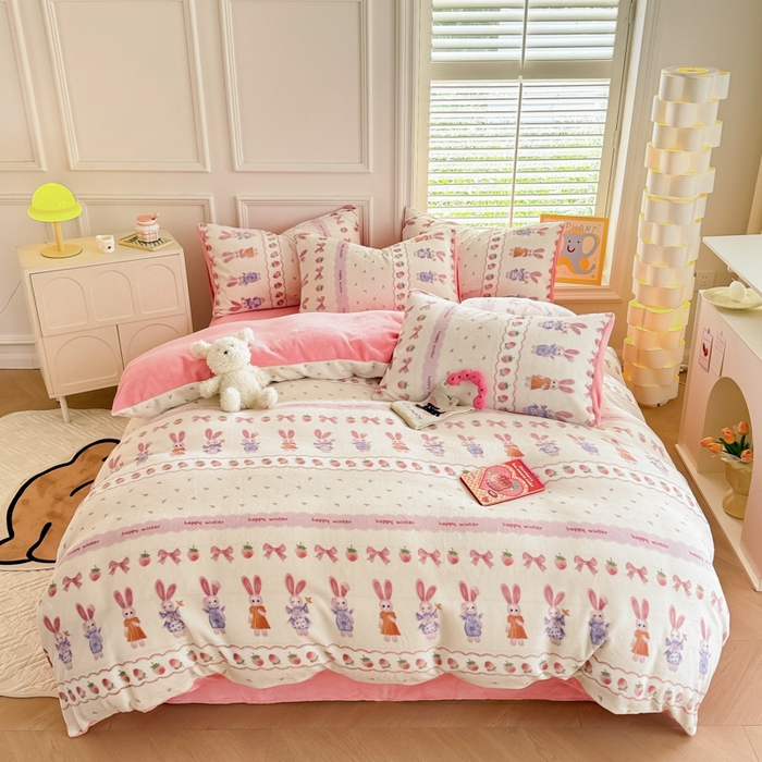 91家纺网 家纺一手货源 找家纺 简宜家居 2025新款牛奶绒印花四件套 萌兔仙子