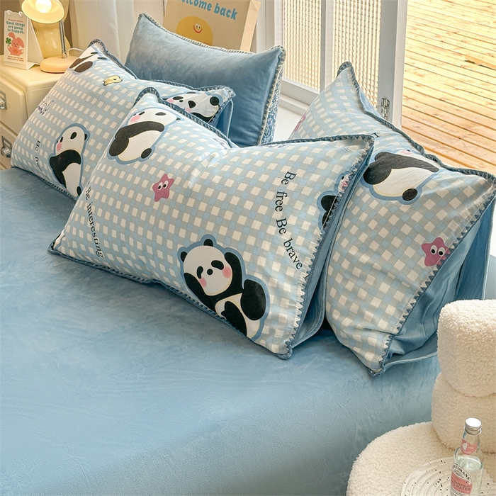 91家纺网 家纺一手货源 找家纺 红粉佳人新款小清新卡通贝壳边三角针棉加绒四件套工艺款牛奶绒四件套蓝格熊猫