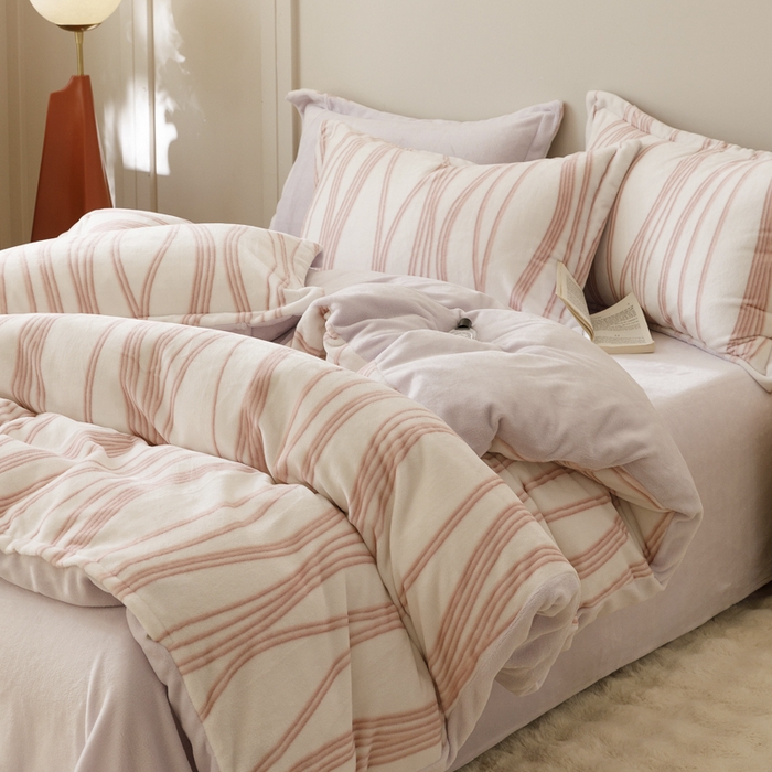 91家纺网 家纺一手货源 找家纺 卡派 2024新款轻奢肌理纹雕花工艺款230克加厚牛奶绒四件套（提供买家秀 ） 线条-粉