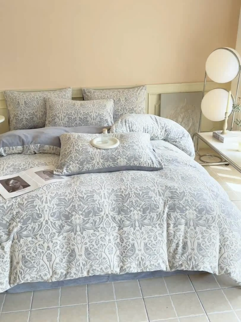 91家纺网 家纺一手货源 找家纺 大境 2024新款8斤A类230克牛奶绒提花烂花四件套床笠款床单款 可可西里 灰蓝