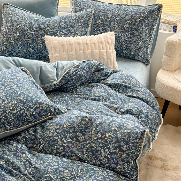 91家纺网 家纺一手货源 找家纺 红粉佳人新款小清新卡通贝壳边三角针棉加绒四件套工艺款牛奶绒四件套蓝底小花