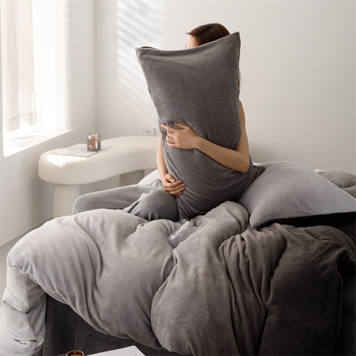 91家纺网 家纺一手货源 找家纺 红粉佳人 2025新款小清新双面牛奶绒四件套渐变灰