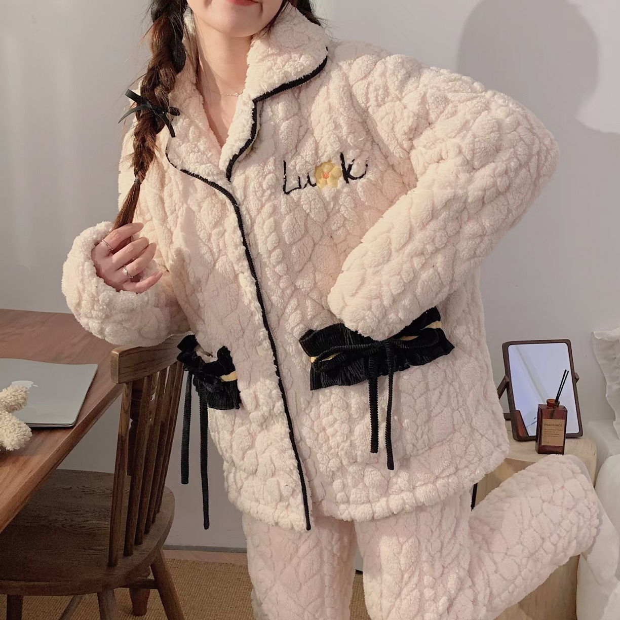 91家纺网 家纺一手货源 找家纺 洛兰沙家居馆 2024新款公主风女秋冬季三层夹棉珊瑚绒加厚保暖两件套女士可外穿加绒家居服 L17