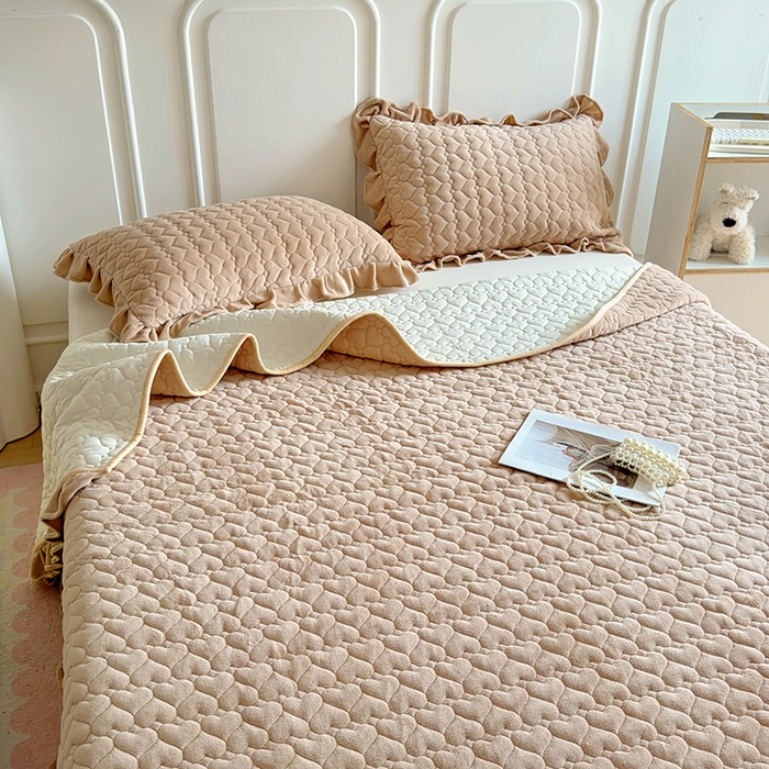 91家纺网 家纺一手货源 找家纺 美梦家纺 2024新款素色牛奶绒花边床盖系列 卡其色