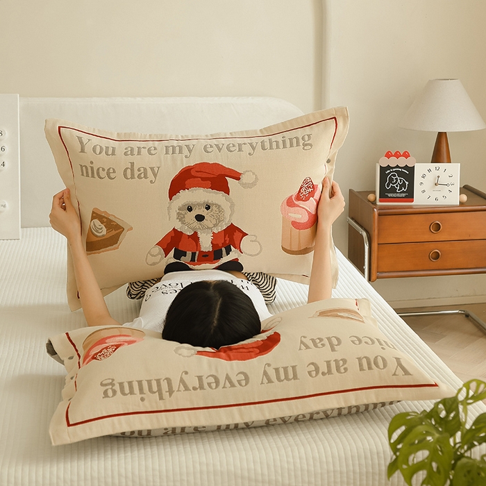 91家纺网 家纺一手货源 找家纺 2024新款全棉四层纱布枕套一对装纽扣款枕套 礼物熊