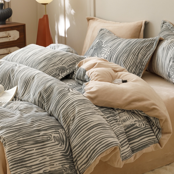 91家纺网 家纺一手货源 找家纺 卡派 2024新款轻奢肌理纹雕花工艺款230克加厚牛奶绒四件套（提供买家秀 ） 条纹斑马-灰