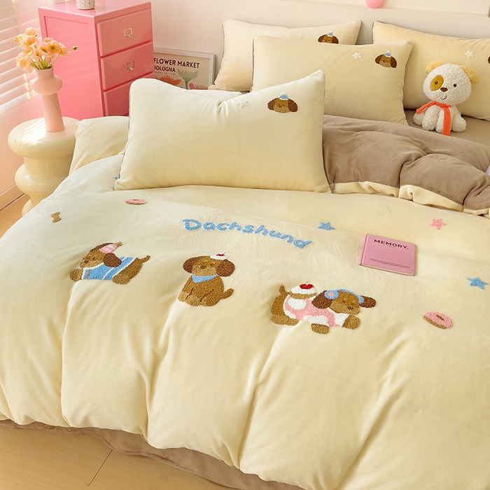 91家纺网 家纺一手货源 找家纺 梦之岛 2024新款牛奶绒卡通毛巾绣四件套腊肠狗 腊肠狗-浅驼