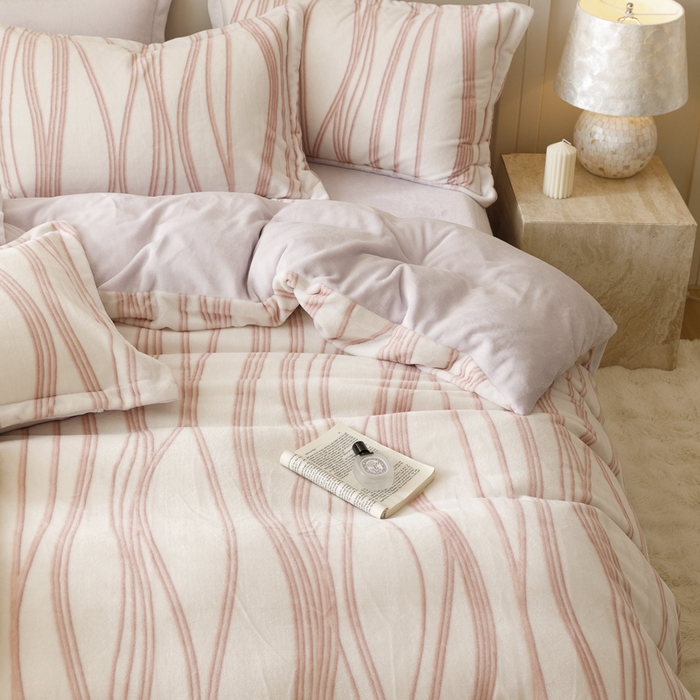 91家纺网 家纺一手货源 找家纺 卡派 2024新款轻奢肌理纹雕花工艺款230克加厚牛奶绒四件套（提供买家秀 ） 线条-粉